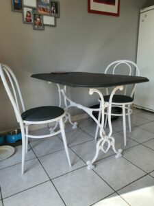 Remise en beauté d’une table bistrot