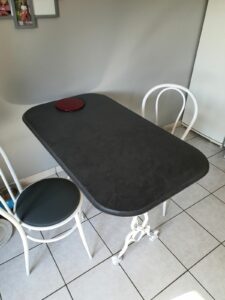 Remise en beauté d’une table bistrot
